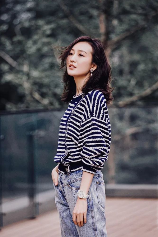 王鸥玩起“御姐风”真娇艳！红唇配皮西装魅力值满点，美得高级