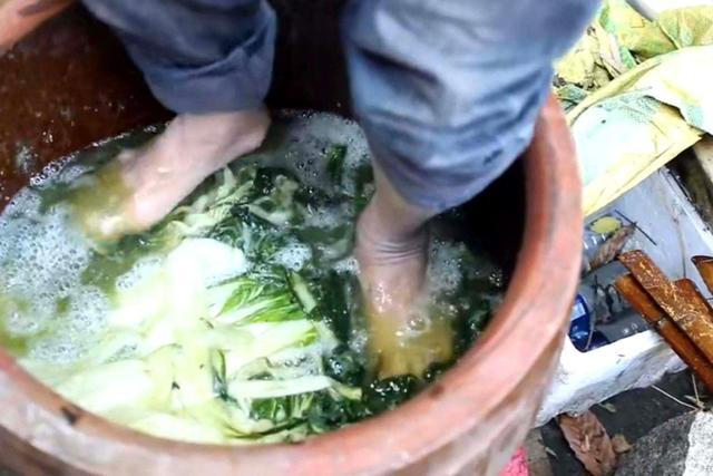 5种"用脚踩出来"的美食,榨菜第4,第3个你肯定想不到