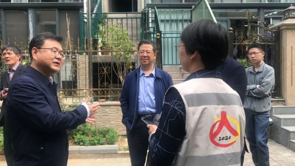 王汉春与普查员在登记现场详细交谈 普查员入户登记
