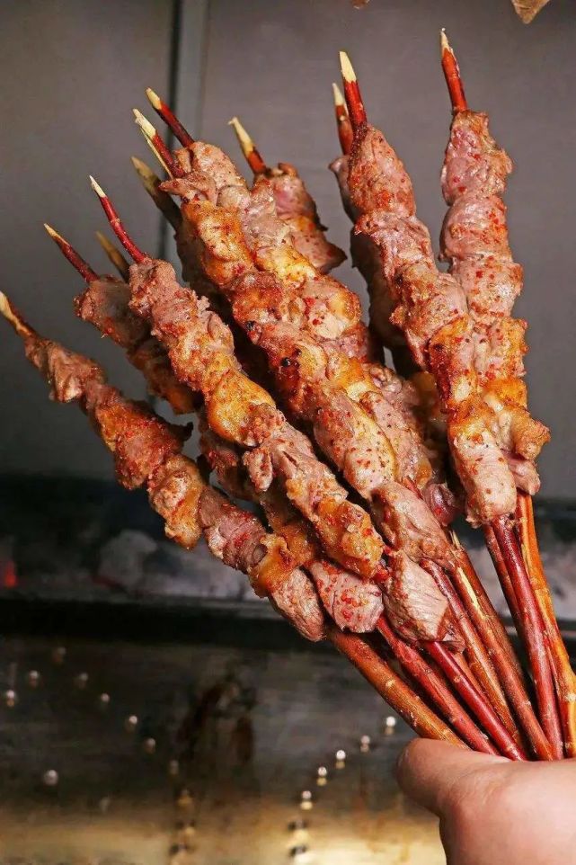 红柳枝烤羊肉串是南疆地区特色的美食,它与普通的羊肉串相比起来