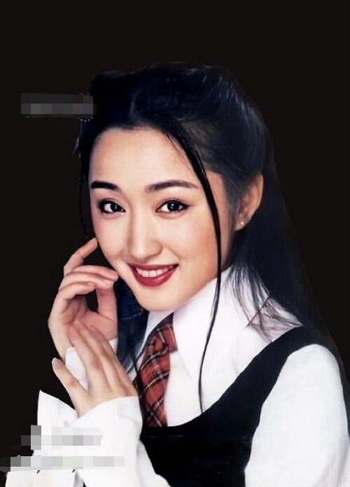 杨钰莹20年前的老照片,黑背带裙搭配白衬衫,这也太美了吧