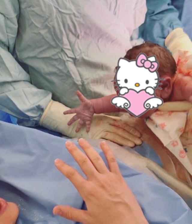 "最社会宝宝"走红,刚出生就想和妈妈握手:初次见面,请