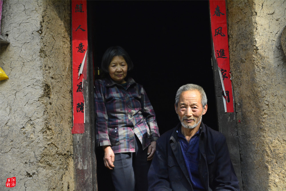 深山孤村住着老两口,摄影师替大娘补鞋子,大伯欲砍整枝樱桃酬谢