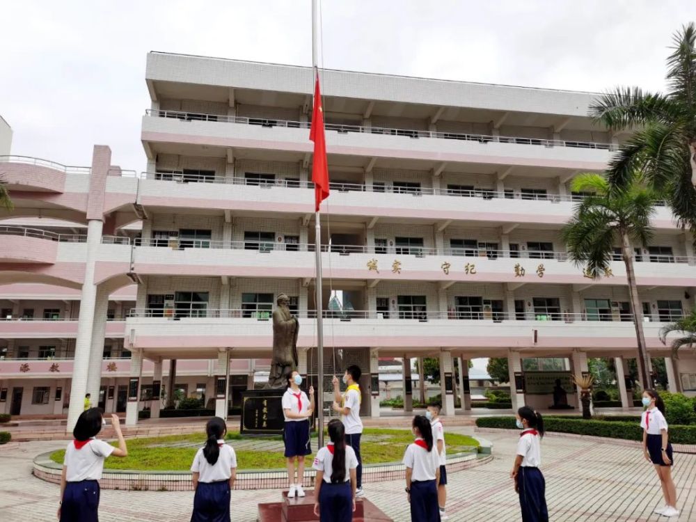 △上午9时,谭宏帙纪念小学升旗仪式开始.