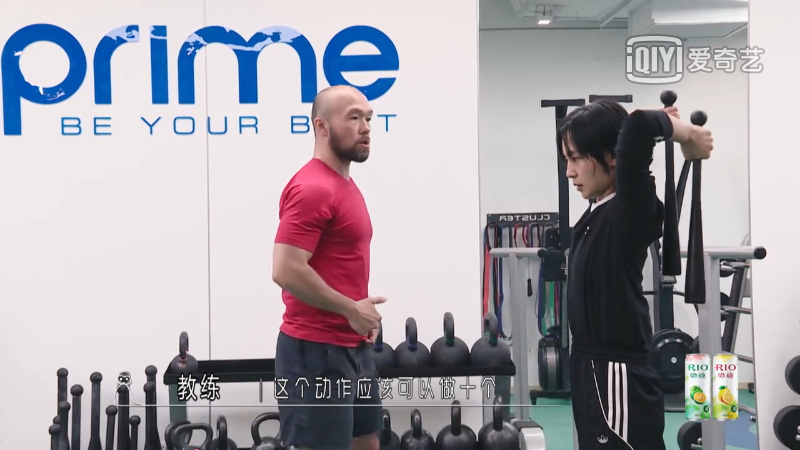周笔畅分享减肥餐，自律运动展现完美肌肉线条，低调享受独居生活