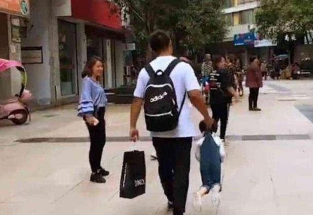 "最豪迈小姨"火了,单手提溜熊孩子,网友调侃:还缺小姨夫吗?