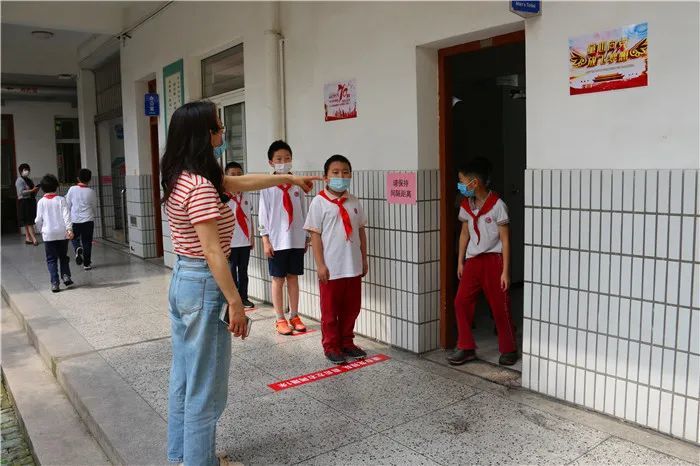 龚路中心小学四五年级学生返校复学第一天