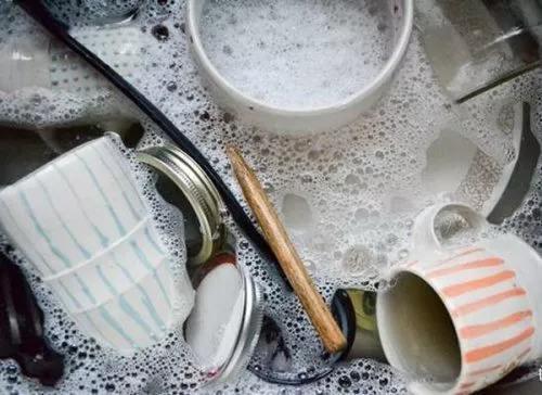 摸一摸餐具滑腻腻,怎么有效清洁油污,牙膏淘米水都可以