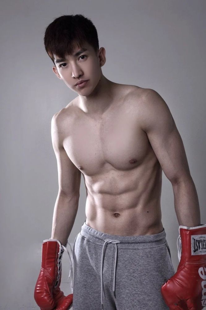 cba腹肌大pk!易建联郭艾伦胡明轩…这些大长腿肌肉男谁最强?