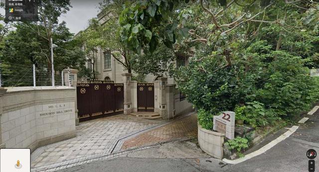 据资料显示,李嘉诚曾因深水湾道豪宅重建,曾与儿子李泽钜举家搬到该三