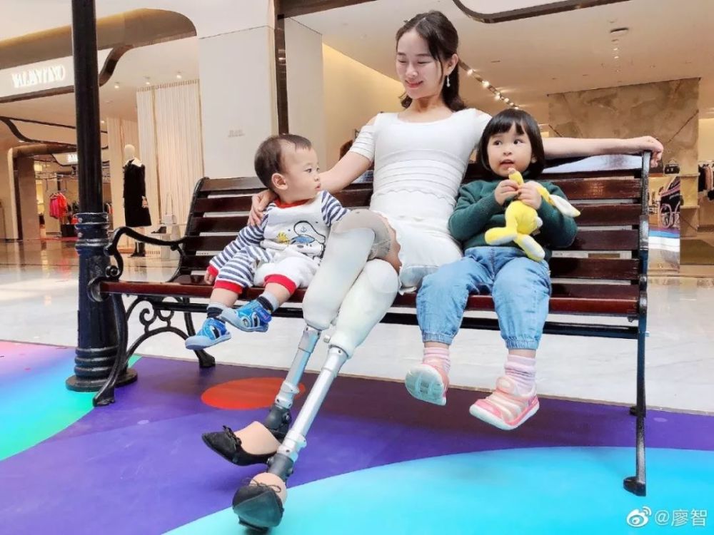 在婚礼上,丈夫charles手捧假肢下跪求婚, 并亲自为廖智带上假肢, 向