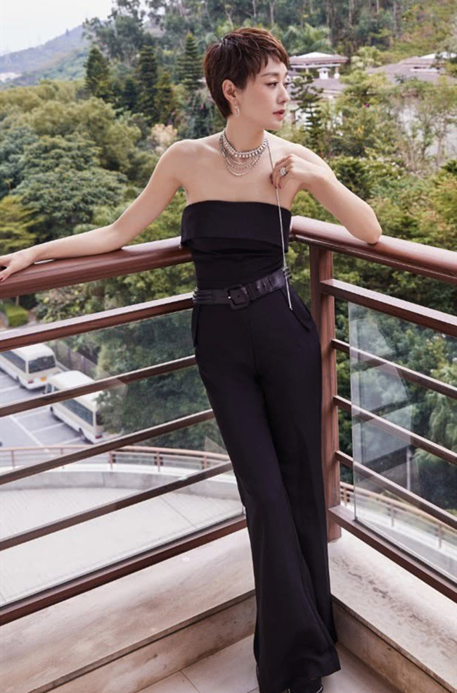 马伊琍离婚后终于换发型，接回长发美到认不出，嫩成20岁大学生