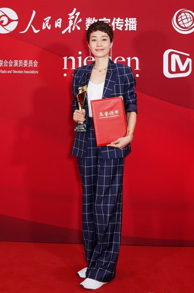 马伊琍离婚后终于换发型，接回长发美到认不出，嫩成20岁大学生