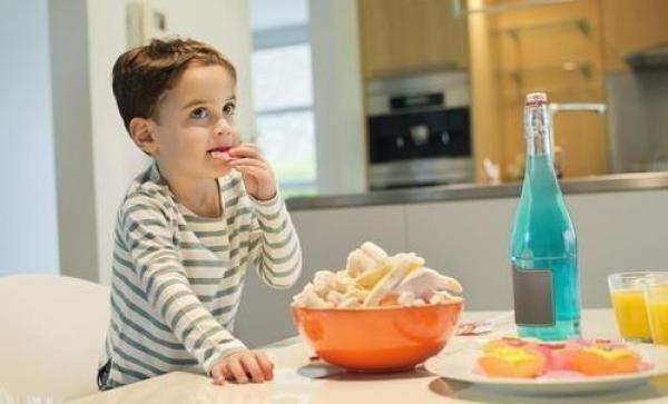 父母严防死守孩子吃零食?这样有用吗?小心孩子的"补偿