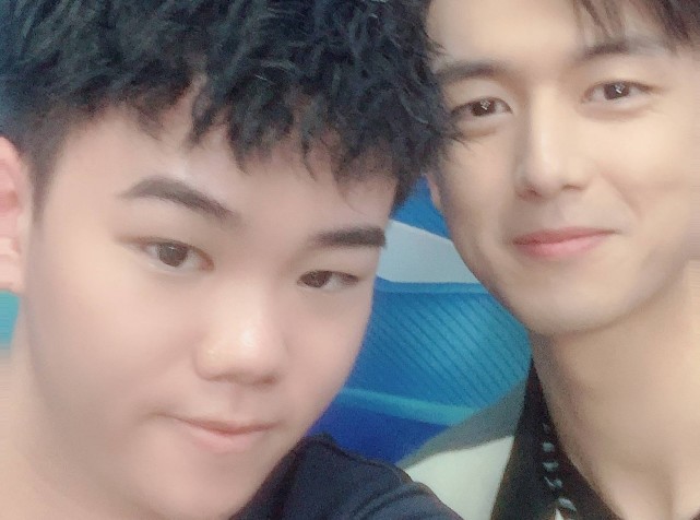 可杰向韩涵学习,直播看"爱情片"被封禁,老实形象毁于