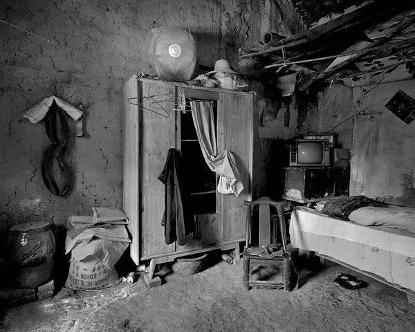 1986年,河南省罗山县,一户农民人家的室内场景.姜健/摄.