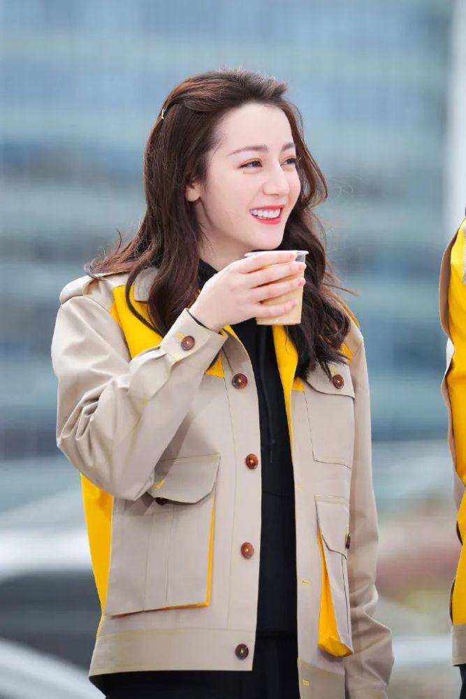 迪丽热巴的美貌没谁了！顶着“侠女妆”拍大片，五官完美挑不出错