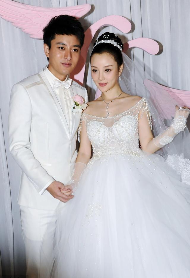 12位明星的结婚照,潘长江赵雅芝上榜,但大家注意力都