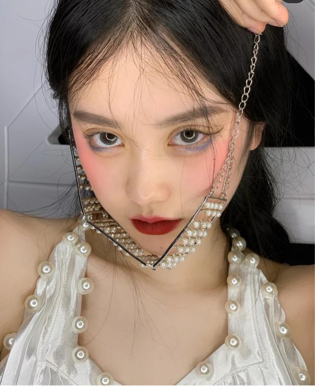 女团妆不日常?试试这款甜酷厌世妆,想把它纹在脸上