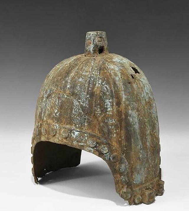 造型略带有些夸张;到了两宋与元朝的时候,头盔基本上是凤翅盔和笠形盔