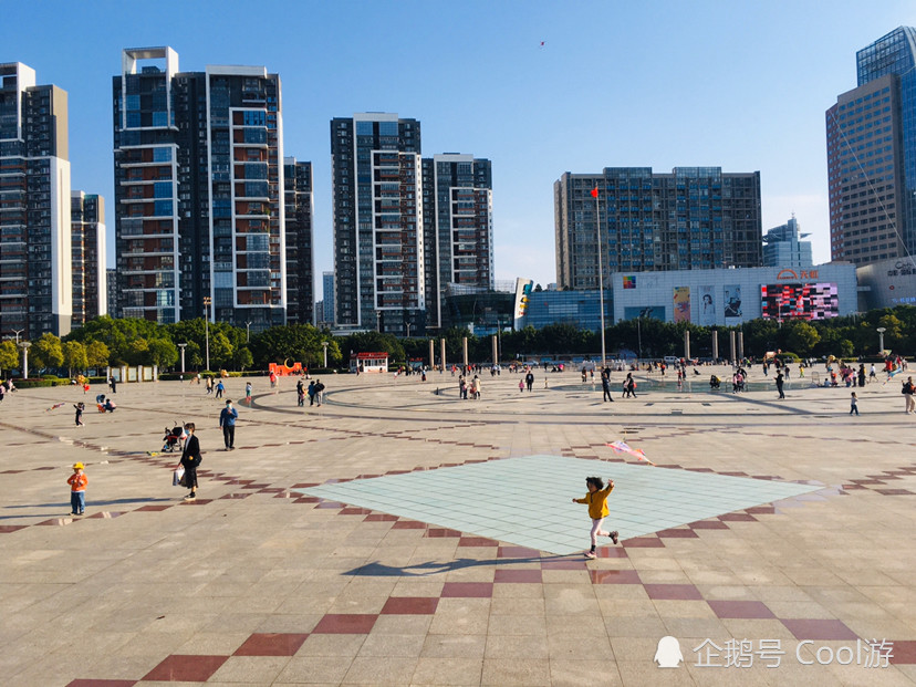 赣州市的黄金广场,位于章江新区的最北端,隔章水与老城区相望