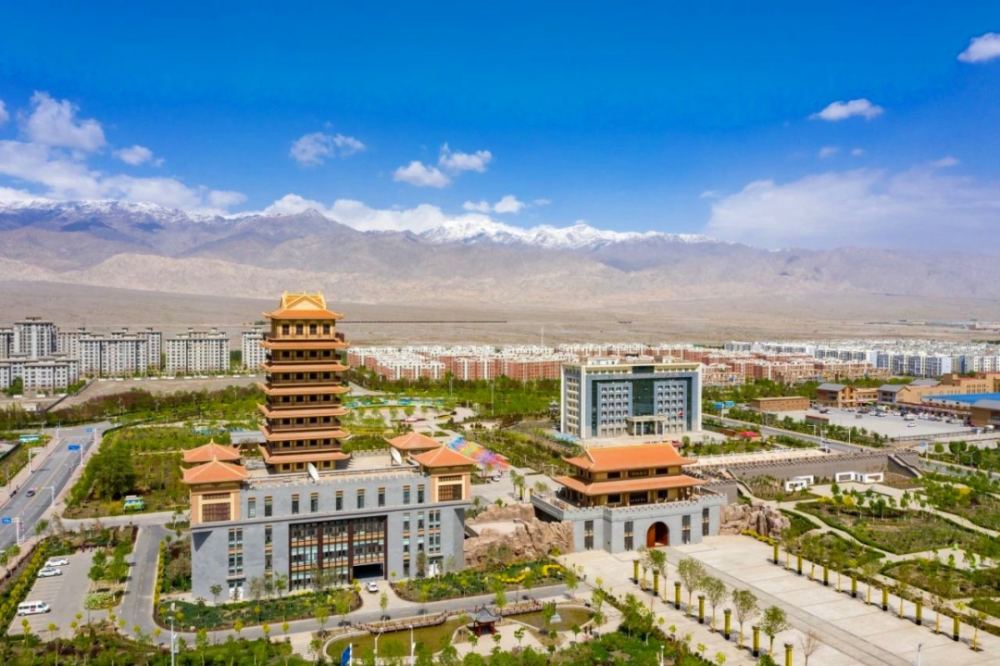 01 丝路雄关景区位于第二师铁门关市,国家aaa级旅游景区,占地面积181