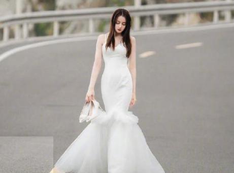 巴服婚纱_迪丽热巴婚纱