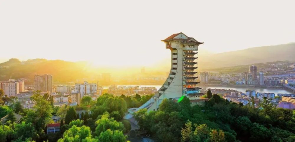 1,想和你,一起登上凤凰楼,登高望远,搀扶同行.