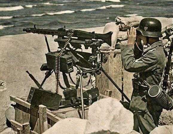 海滩上德军一处mg-42通用机枪阵地