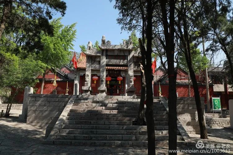 泰山行宫,是在原址上修复重建的,三进院落,相当漂亮.