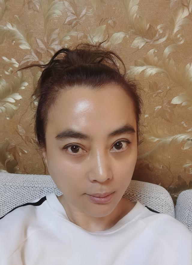 玉兔精李玲玉晒近照,57岁素颜不显老,两度离婚现与儿子相依为命