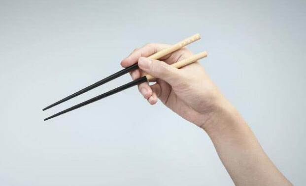 心理学:通过你拿筷子的姿势,看出你将来挣大钱还是败家,超级准