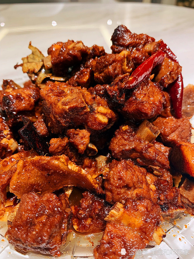 节假日不知做什么吃,那就来盘红烧排骨,既补充蛋白质