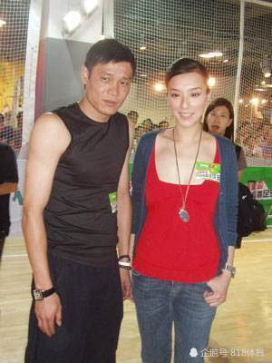 范志毅的第二任妻子叫李茏怡,是一位香港明星,2009年结婚.