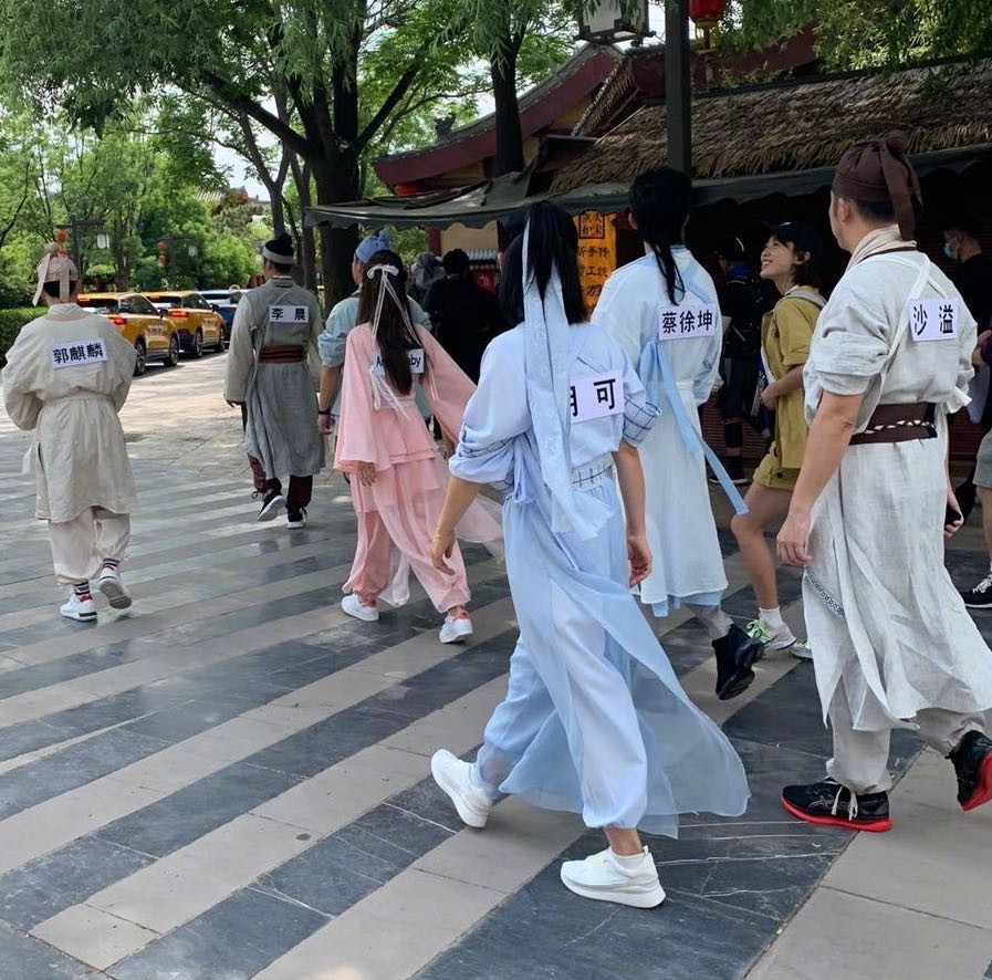 跑男古风造型:baby俏丽胡可清爽,望着蔡徐坤说笑的女孩成焦点