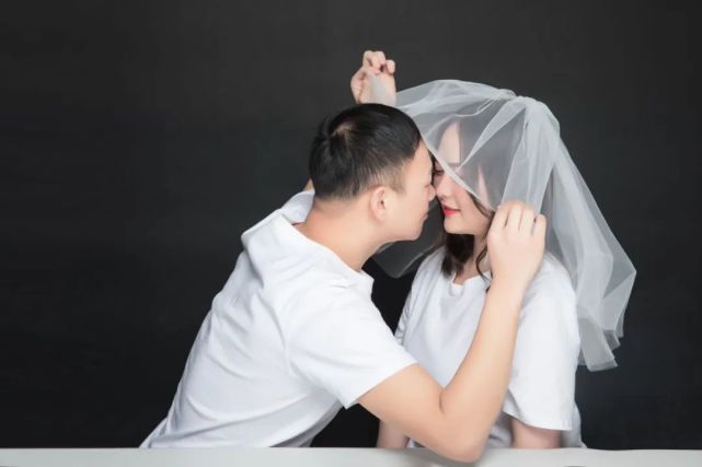 敖开霁和未婚妻王君的结婚照(采访对象供图) 如今 这个承诺成为了现实