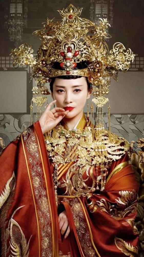 叫我们大家都惊艳到了 李依晓 《独孤天下》的造型 华丽的金色头饰