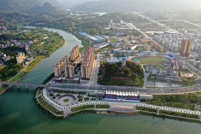这是广西环江毛南族自治县县城风貌（2020年5月14日摄，无人机照片）。新华社记者 陆波岸 摄