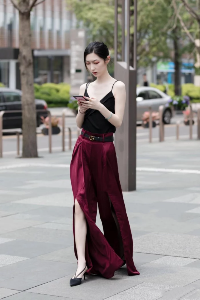 街拍美少妇又瘦又白漂亮图片