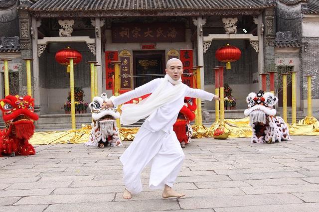 京剧裘派嫡系传人裘继戎南下探寻醒狮精神