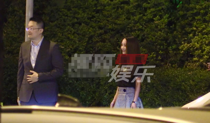 姚笛戴婚戒陪老公宴请亲友嫣然甜笑洋溢幸福的味道