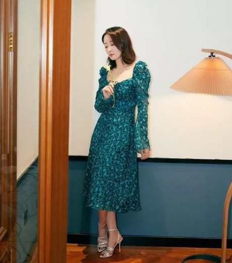 刘敏涛演绎"红色高跟鞋,经典女神范穿搭,网友:上头了