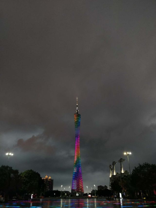 下雨天的广州小蛮腰