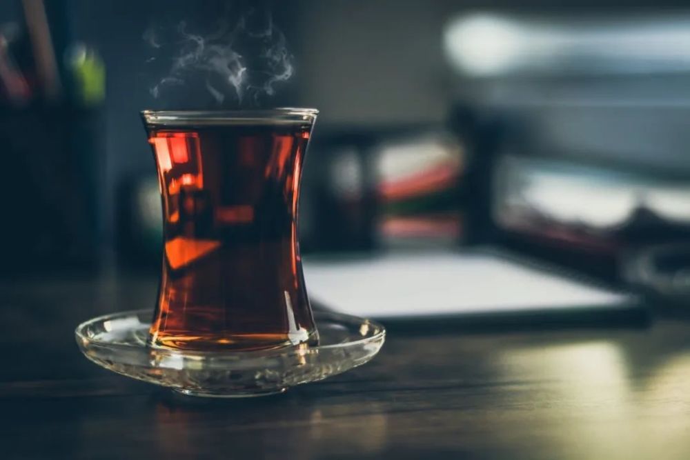 若是凉掉了,泡茶的人或者喝茶的人总会将茶倒掉,倒入热气腾腾的茶水