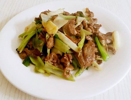 葱爆羊肉时,直接加淀粉是不对的,多加1个步骤,羊肉鲜嫩无膻味_腾讯