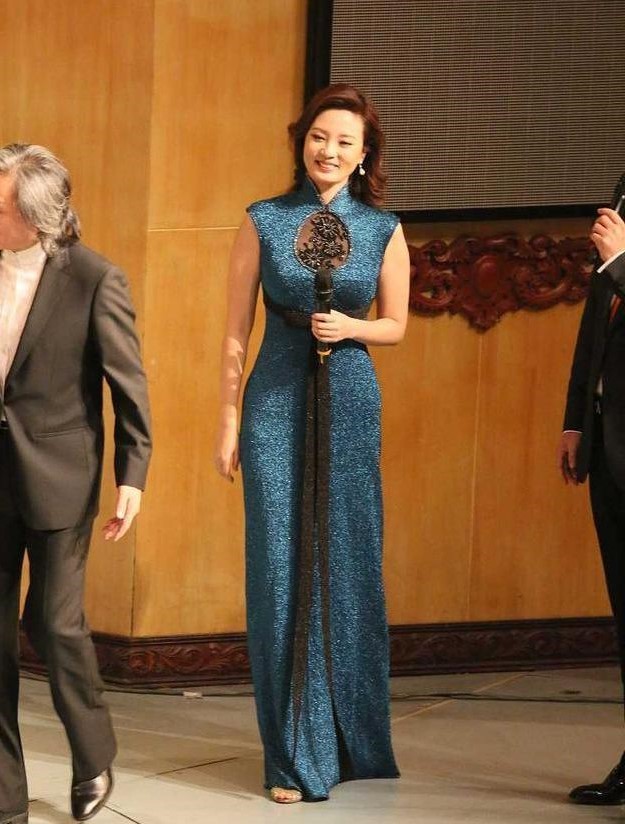 央视主持人刘芳菲走机场,穿蓝裙身材丰满,遇虹桥一姐
