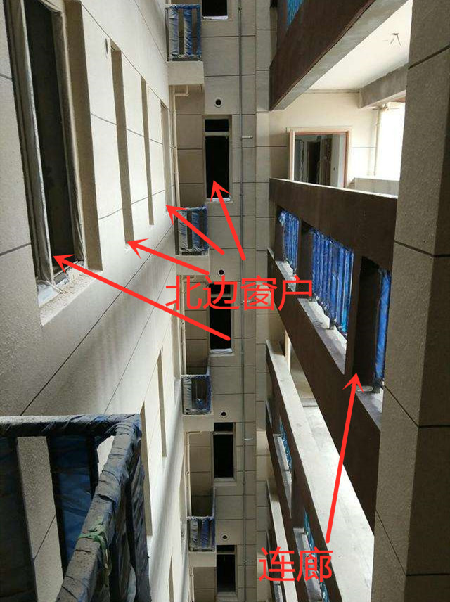 人从电梯出来,就是号户型,要到号户型中间一定要有连廊相连,实际号