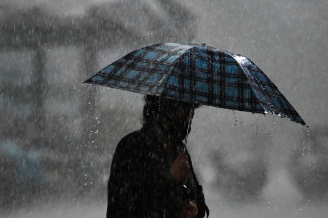 暴雨天摧毁周界防线，菲律宾监狱15名囚犯集体越狱