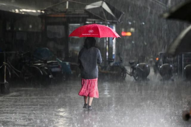 暴雨天摧毀周界防線，菲律賓監(jiān)獄15名囚犯集體越獄