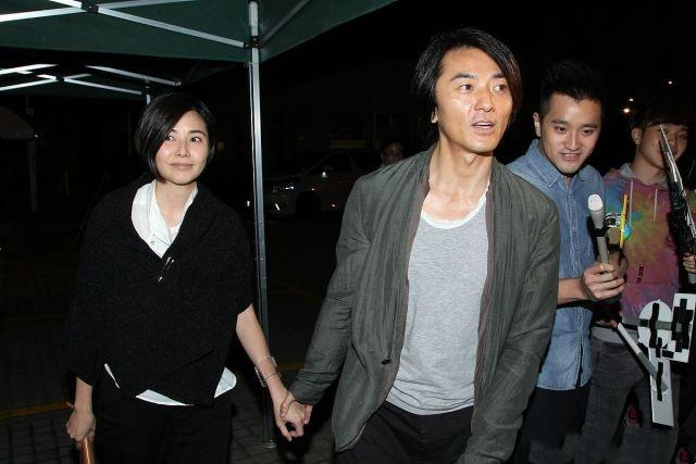 郑伊健携老婆亮相,蒙嘉慧一身黑色look低调大气,哪像46岁